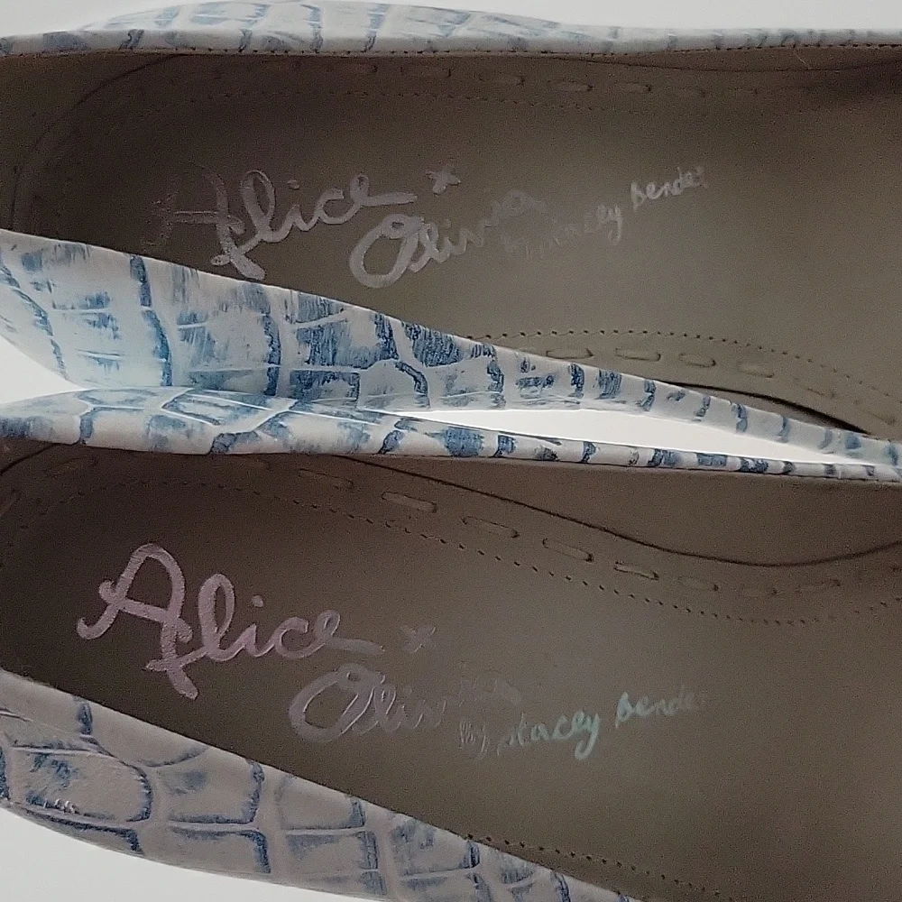 NWOB Alice + Olivia Dina Snakeskin Blue White Hi Heel Pumps Size 39